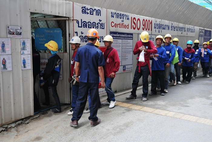 lao dong di cu nguy co lay nhiem covid 19 tiem an o asean