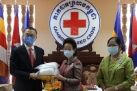 Hội Chữ thập đỏ Việt Nam tặng quà phòng chống Covid-19 cho Campuchia