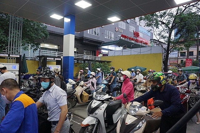 Sau thời gian dài tăng 'chóng mặt', giá xăng sẽ giảm vào ngày mai?