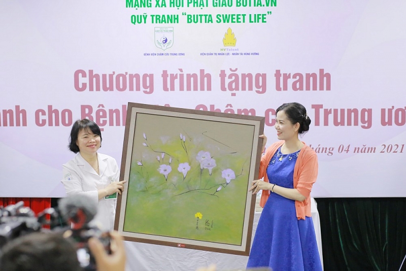 Họa sĩ Kim Đức trao tranh cho đại diện Bệnh viện Châm cứu Trung ương