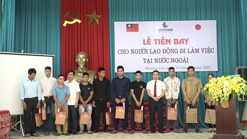 Đại diện Công ty trao quà lưu niệm cho người lao động dự Lễ tiễn bay. (Ảnh: Ngọc Hà)