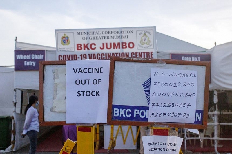 Có tới 52 trung tâm tiêm chủng ở Mumbai đã không tiến hành các buổi tiêm chủng vào thứ Sáu do không còn vắc xin.