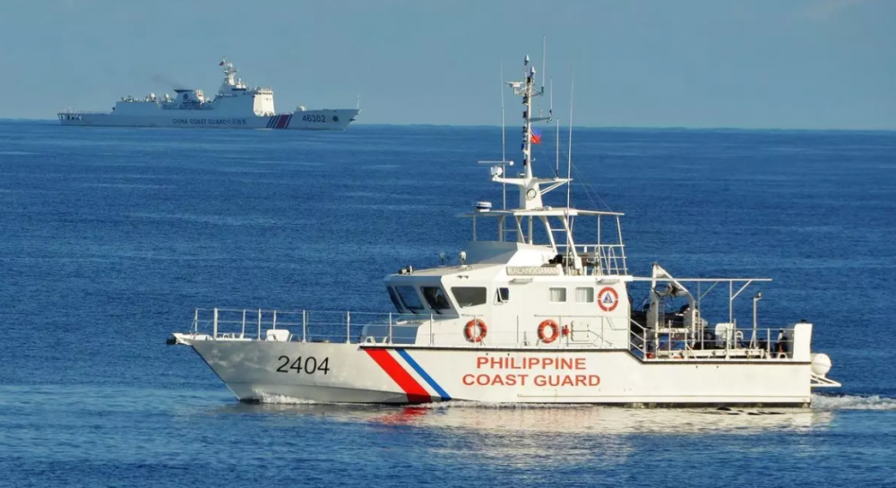 Một tàu tuần duyên Philippines lướt qua tàu tuần duyên Trung Quốc gần bãi cạn Scarborough ở Biển Đông vào tháng 5 năm 2019