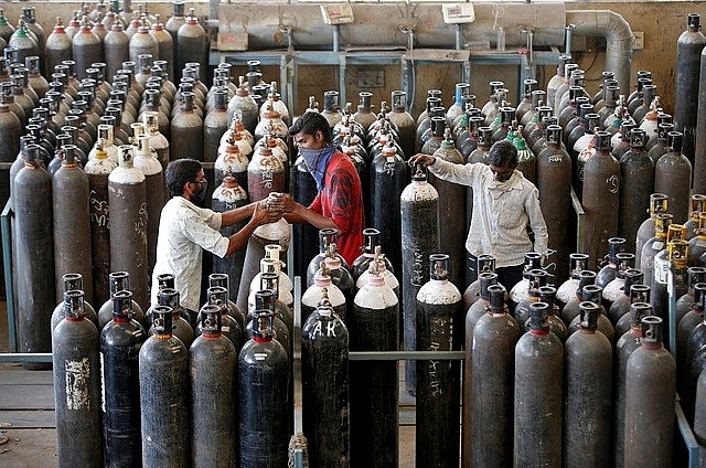 Người dân mang bình ôxy tới một nhà máy để nạp đầy ở Ahmedabad, Ấn Độ (Nguồn: Reuters).