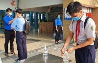 hang ngan nguoi duc bieu tinh chong phong toa nguy co covid 19 tang cao