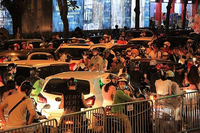 sau 3 thang nghi dich covid 19 pho di bo ho guom lai dong nghit