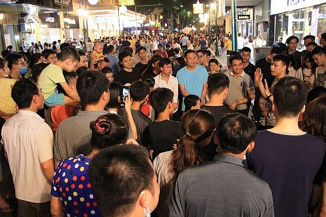 sau 3 thang nghi dich covid 19 pho di bo ho guom lai dong nghit