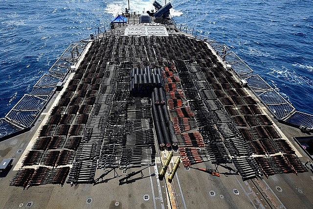 Hàng nghìn vũ khí bị tịch thu nằm trên boong chiến hạm USS Monterey (Nguồn: Reuters).