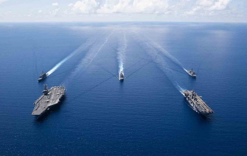 Tàu sân bay Mỹ USS Ronald Reagan (trái), tàu tấn công đổ bộ USS Boxer và các tàu liên quan tiến hành hoạt động ngày 6/10/2019 trên Biển Đông.