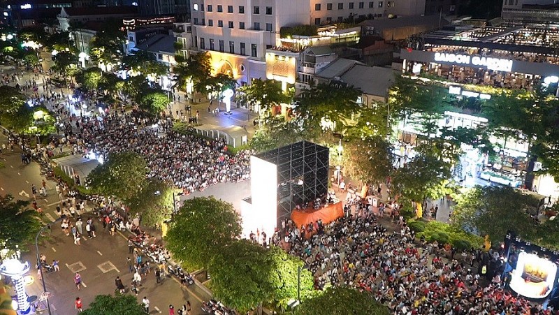 Hàng nghìn CĐV đổ về phố đi bộ tiếp sức cho U23 Việt nam