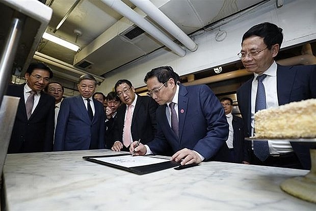 Thủ tướng Phạm Minh Chính viết cảm tưởng sau khi thăm khách sạn Omni Parker House - nơi Bác Hồ từng làm việc từ năm 1911-1913. (Ảnh: Dương Giang/TTXVN)