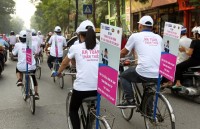Sinh viên đạp xe tuyên truyền về thành phố an toàn cho trẻ em gái