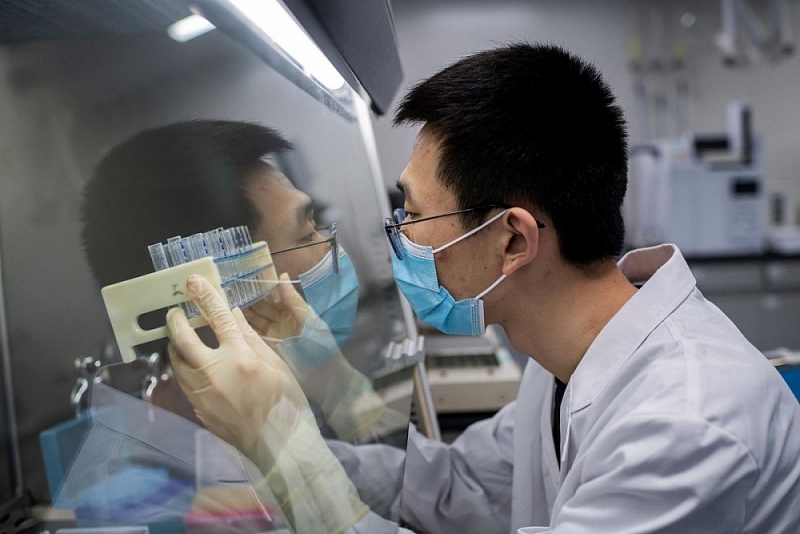 cuoc dua vaccine lai nong vi lan song covid 19 thu hai