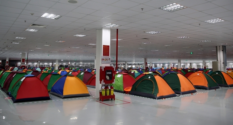 Côngty Goertek chuẩn bị chỗ nghỉ cho công nhân ở lại nhà máy để duy trì sản xuất. (Nguồn: VOV)