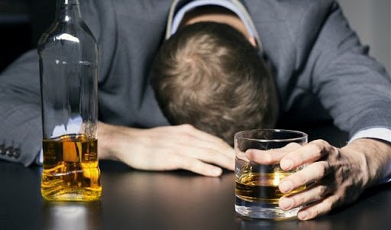 Cảnh báo nguy cơ lạm dụng rượu trong mùa dịch Covid-19