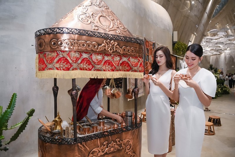 Hoa hậu Giáng My, Tiểu Vy, Đỗ Thị Hà cùng trải nghiệm cà phê Thiền