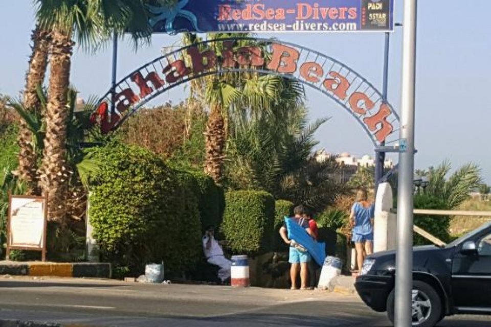 ai cap tan cong khu nghi duong 2 du khach thiet mang