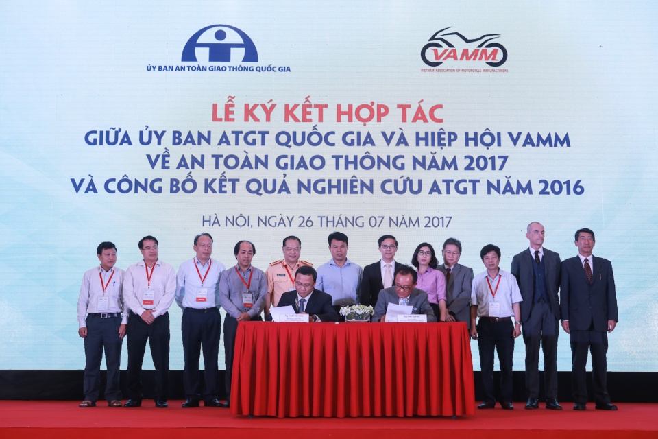 Cảnh báo tai nạn giao thông khi dùng xe máy, xe đạp điện ở học sinh cu 2 hoc sinh lai co 1 em bi tngt do xe may xe dap dien