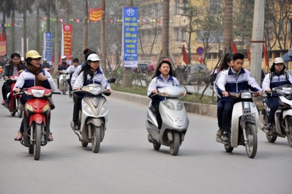 Cảnh báo tai nạn giao thông khi dùng xe máy, xe đạp điện ở học sinh cu 2 hoc sinh lai co 1 em bi tngt do xe may xe dap dien