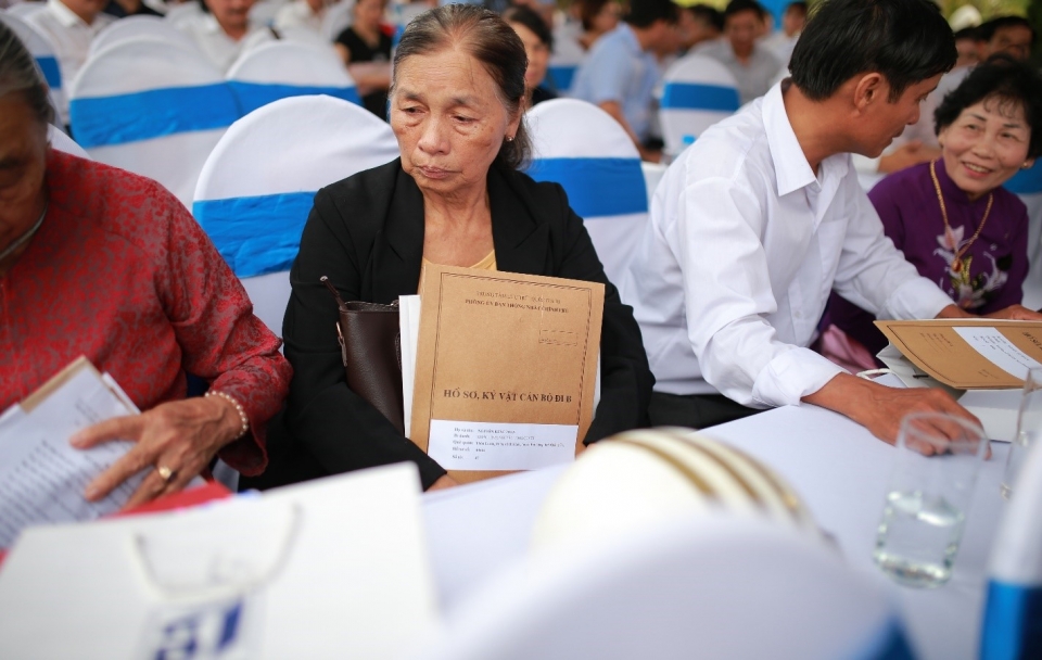 quang tri trao ky vat cua can bo di b cho than nhan