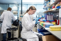 Vaccine Covid-19 của Đại học Oxford cho dấu hiệu triển vọng