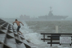 Mỹ: Covid-19 chưa xong, bão lũ đã tới - Texas hứng chịu thảm họa kép