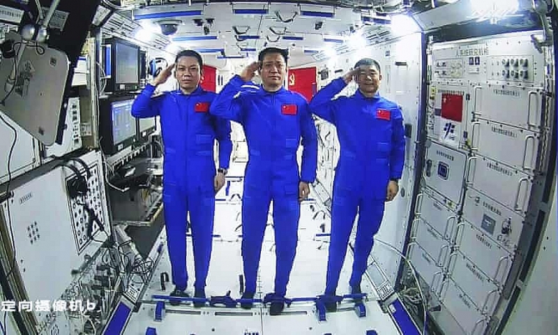 Phi hành gia Trung Quốc lần đầu tiên đi bộ ngoài không gian