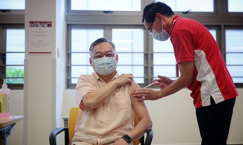 Bộ trưởng Y tế Singapore Gan Kim Yong tiêm vaccine Covid-19 hồi tháng 1. Ảnh: Straits Times.
