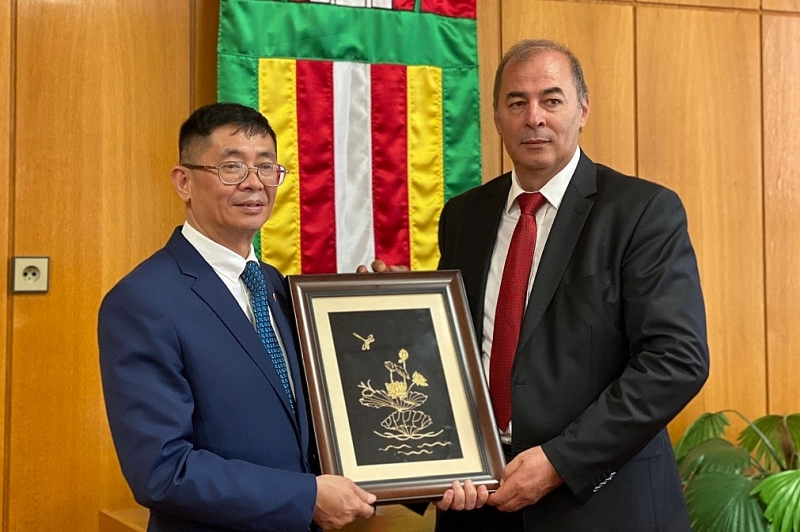 Đại sứ Nguyễn Tuấn làm việc với Thị trưởng thị trấn Pavol Dobosy, Slovakia