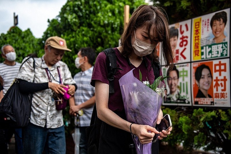 Hàng dài người dân Nhật Bản đặt vòng hoa, tiếc thương cựu Thủ tướng Abe Shinzo