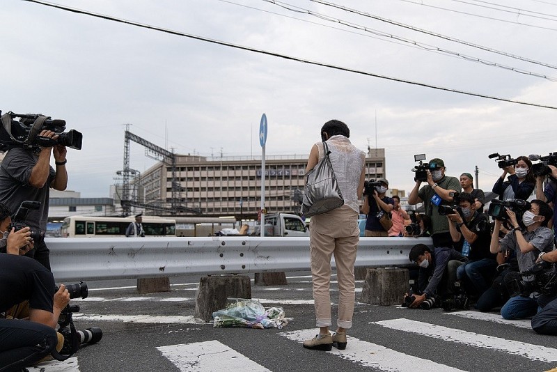 Hàng dài người dân Nhật Bản đặt vòng hoa, tiếc thương cựu Thủ tướng Abe Shinzo