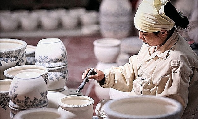 Xuất khẩu ngày 11-15/7: EVFTA mở rộng đường cho gốm sứ mỹ nghệ Việt sang EU;