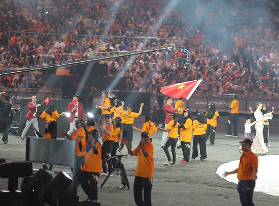 cam hung cung nhau toa sang trong dem khai mac sea games 29