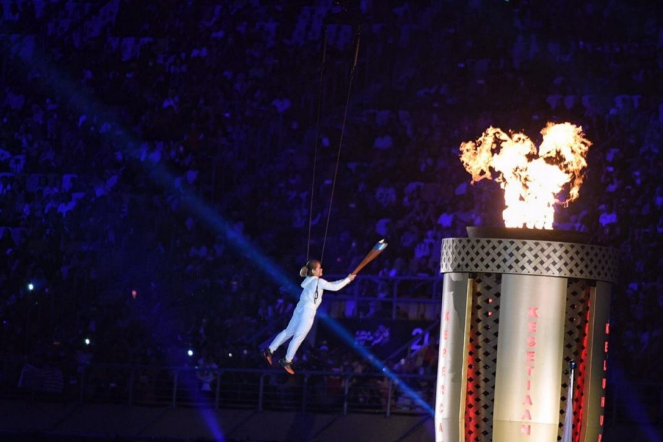 cam hung cung nhau toa sang trong dem khai mac sea games 29