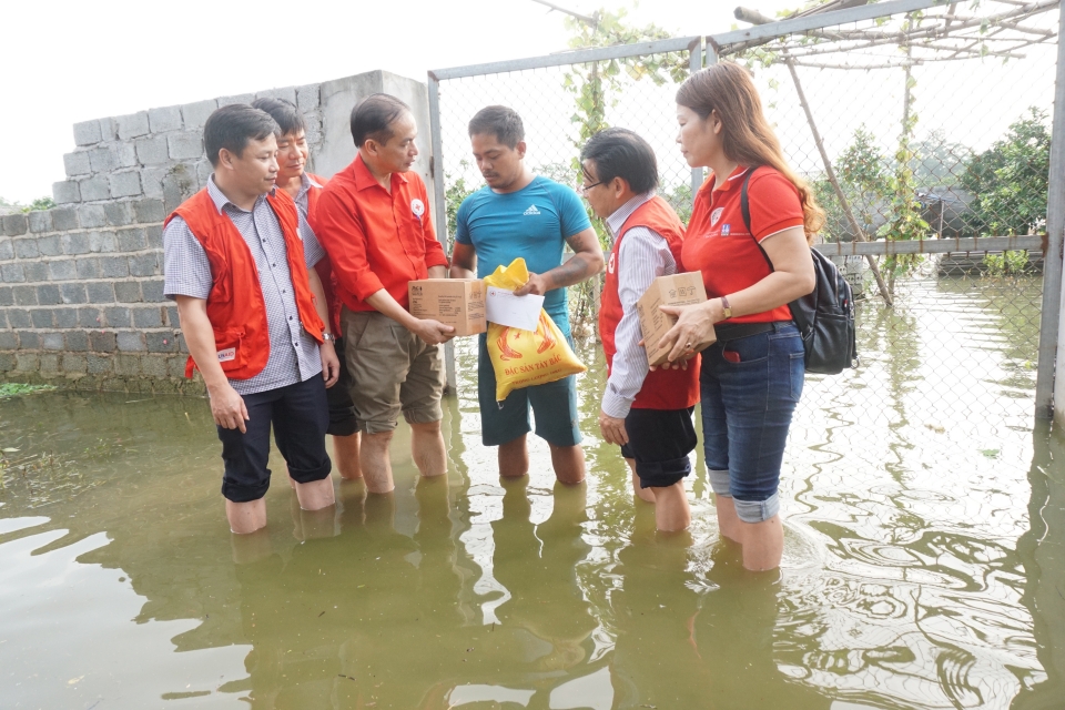 hoi chu thap do cuu tro nguoi dan bi lut huyen chuong my