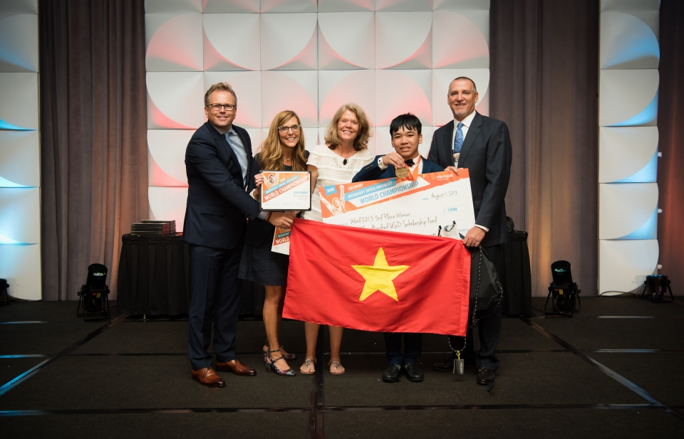 nam sinh lop 10 gianh huy chuong dong vo dich tin hoc van phong the gioi