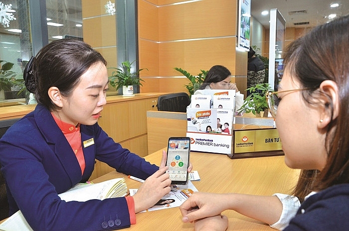 Nhiều ngân hàng tiếp tục miễn, giảm nhiều loại phí dịch vụ