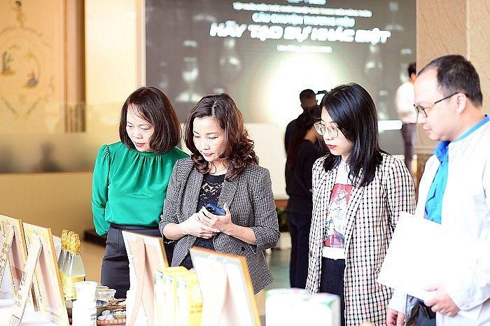 Các đại biểu tham quan mô hình khởi nghiêp của thanh niên. Các đại biểu tham quan mô hình khởi nghiêp của thanh niên.