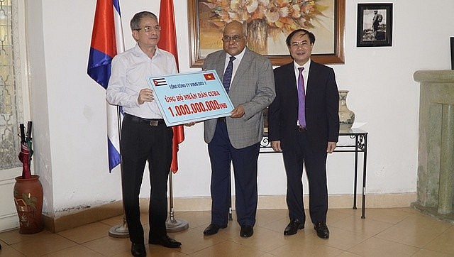 Trao tặng quà ủng hộ nhân dân Cuba Doanh nghiệp Việt Nam ủng hộ nhân dân Cuba bị ảnh hưởng bởi sự cố cháy nổ