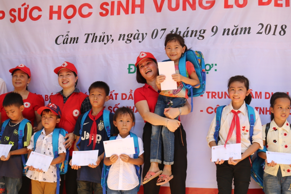 tiep suc hoc sinh vung lu den truong