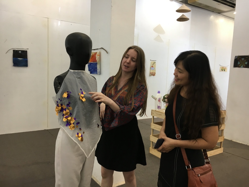 nghi khac trien lam nghe thuat duoc lam tu rac thai