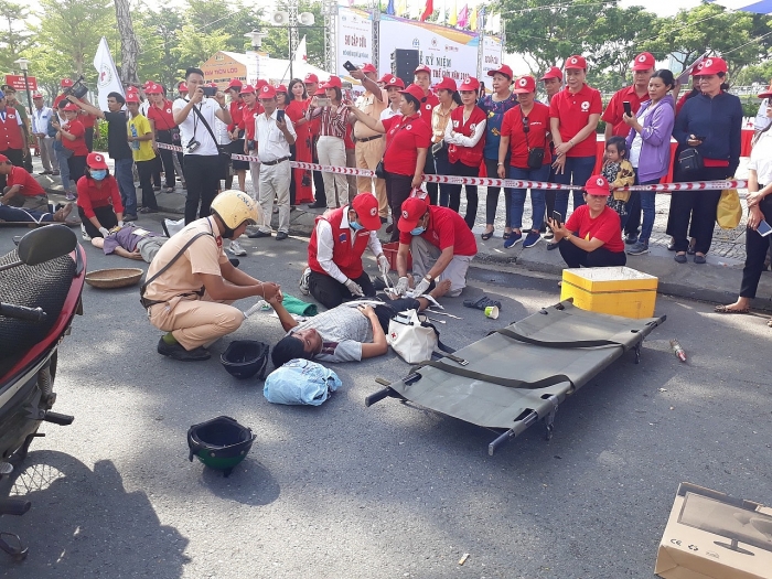 500 tinh nguyen vien tham du ky niem ngay so cap cuu the gioi