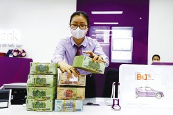 Lo ngân hàng mua trái phiếu để đảo nợ, rót vốn sân sau