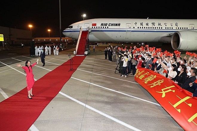 Bà Mạnh Vãn Chu được trải thảm đỏ chào đón khi trở về Thâm Quyến, Trung Quốc vào tối ngày 25/9 (Ảnh: Xinhua).