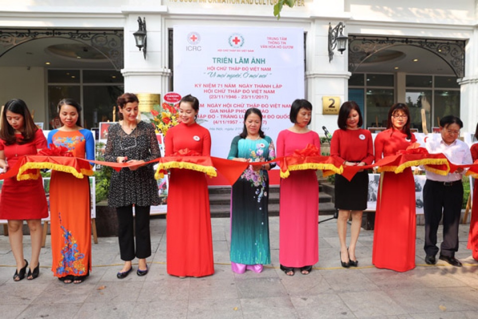 khai mac trien lam anh chu thap do vi moi nguoi o moi noi