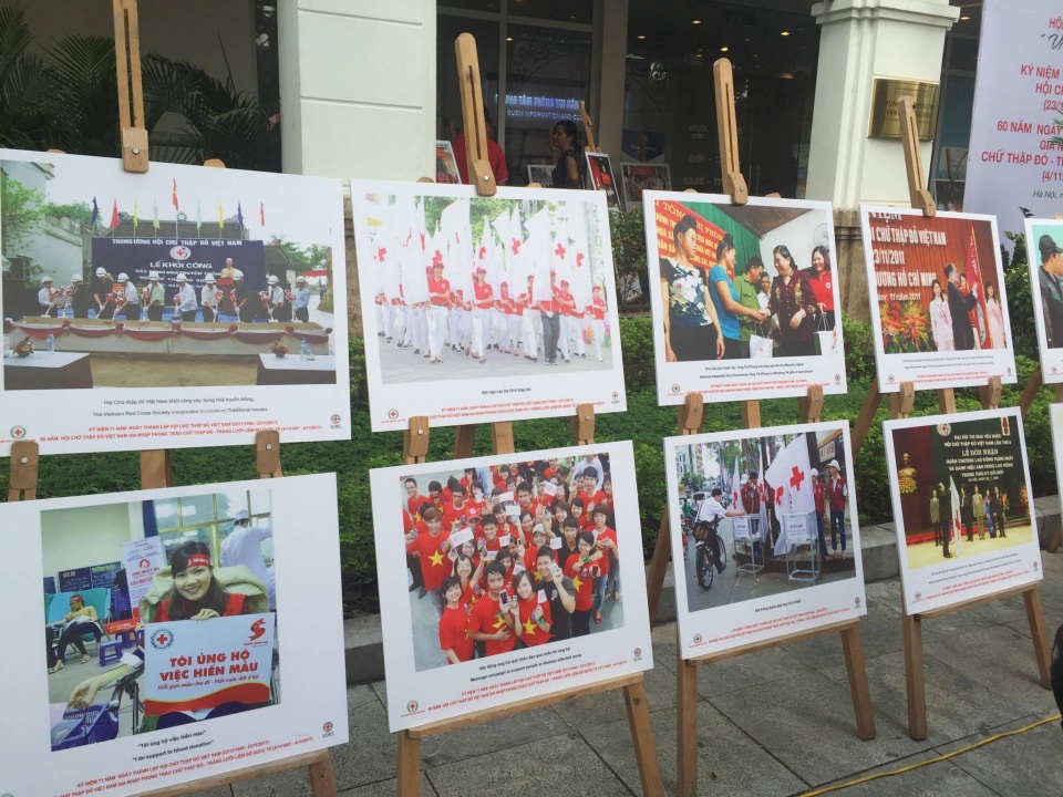 khai mac trien lam anh chu thap do vi moi nguoi o moi noi