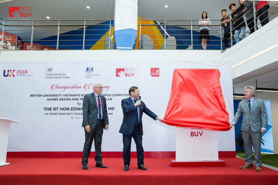 dh anh quoc se co trung tam may tinh chuyen dung dao tao nhan luc 40