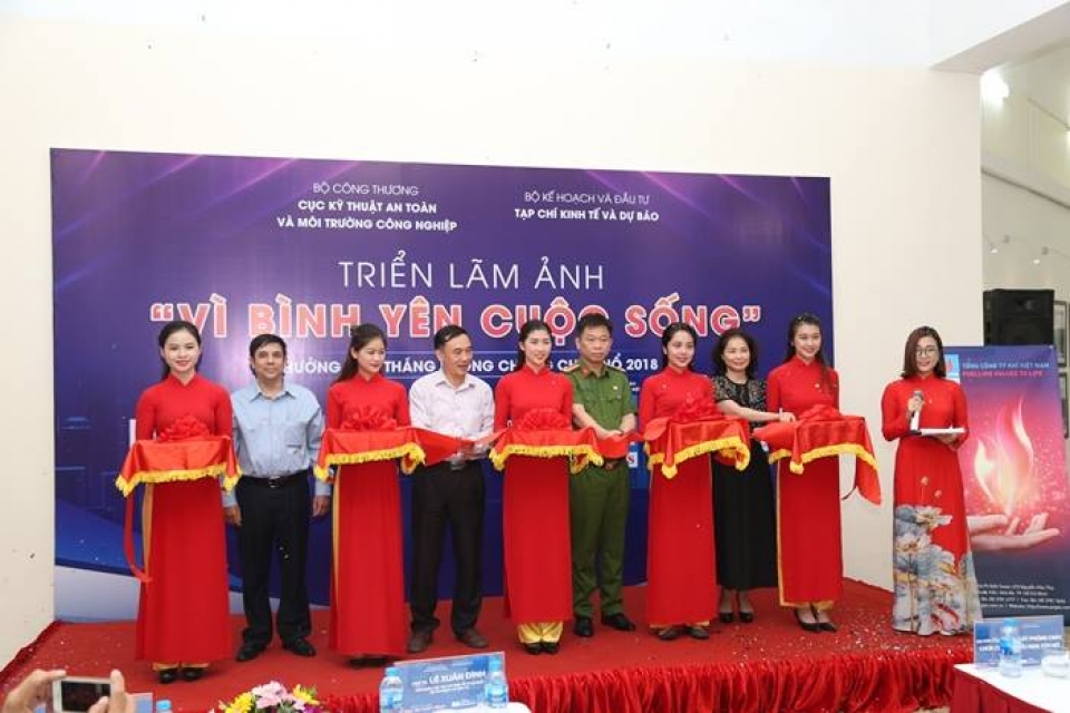 khai mac trien lam anh vi binh yen cuoc song