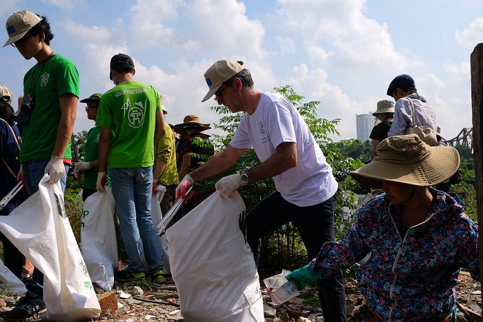 dai su chau au tham gia don rac duoi chan cau long bien