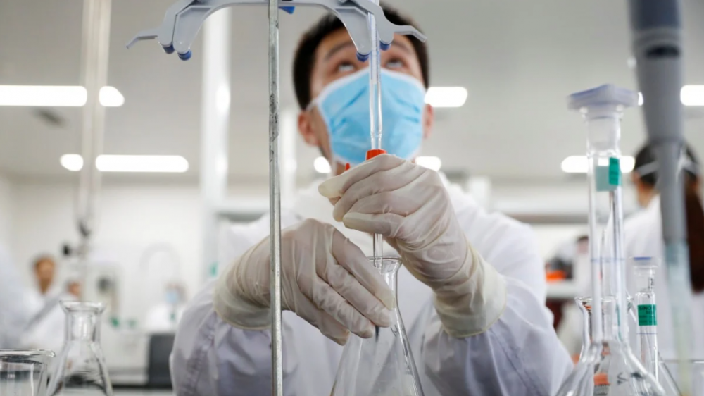 Bảo hiểm y tế Trung Quốc thừa nhận không đủ khả năng chi trả cho vaccine Covid-19